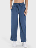 Pantalones deportivos con bolsillos y cordón