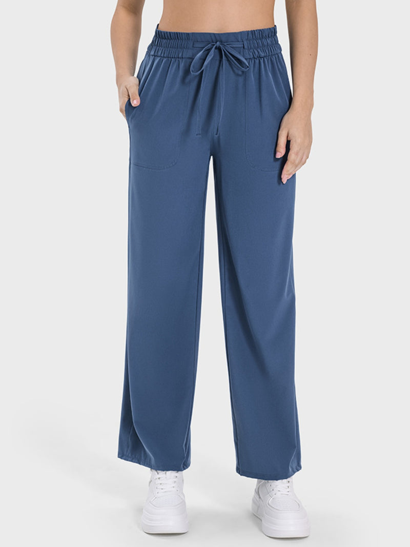 Pantalones deportivos con bolsillos y cordón