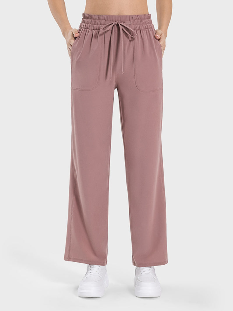 Pantalones deportivos con bolsillos y cordón