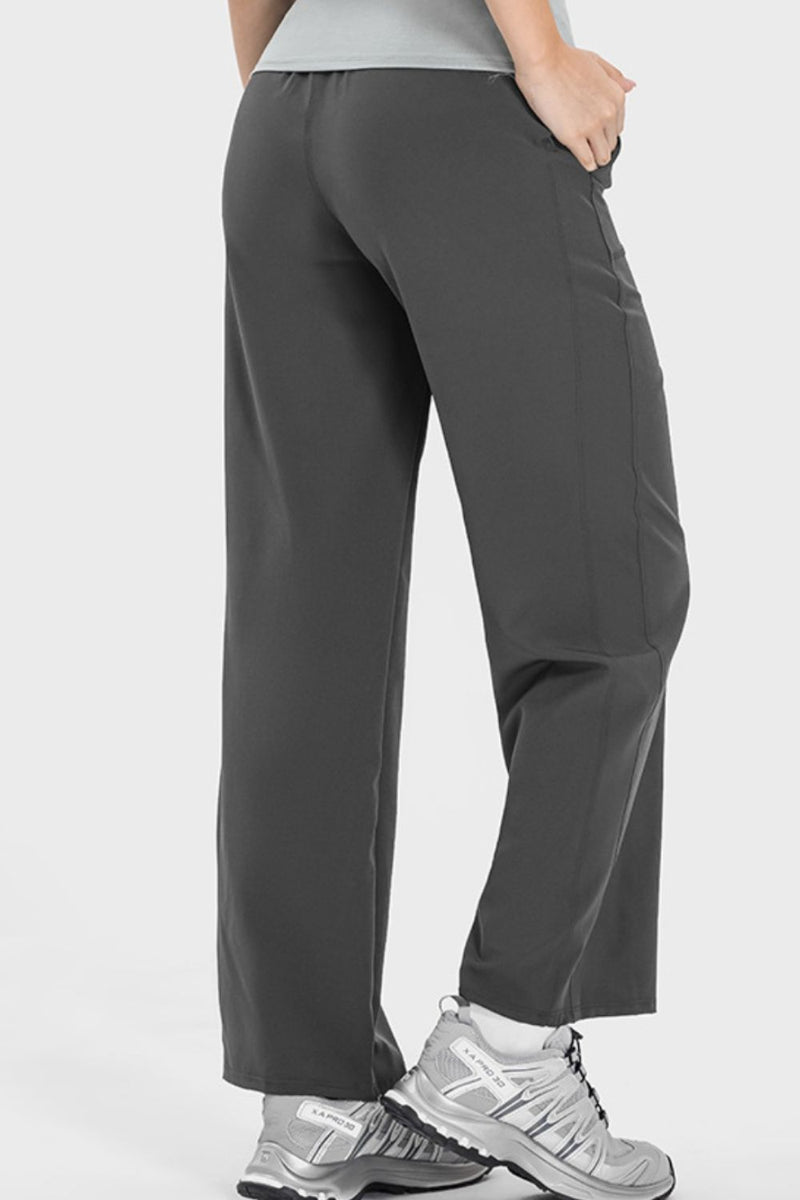 Pantalones deportivos con bolsillos y cordón