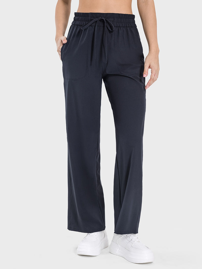 Pantalones deportivos con bolsillos y cordón
