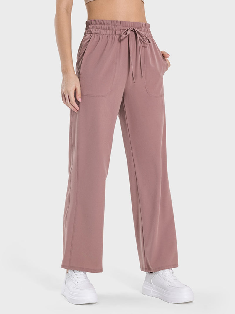 Pantalones deportivos con bolsillos y cordón