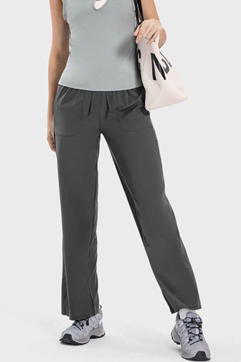 Pantalones deportivos con bolsillos y cordón