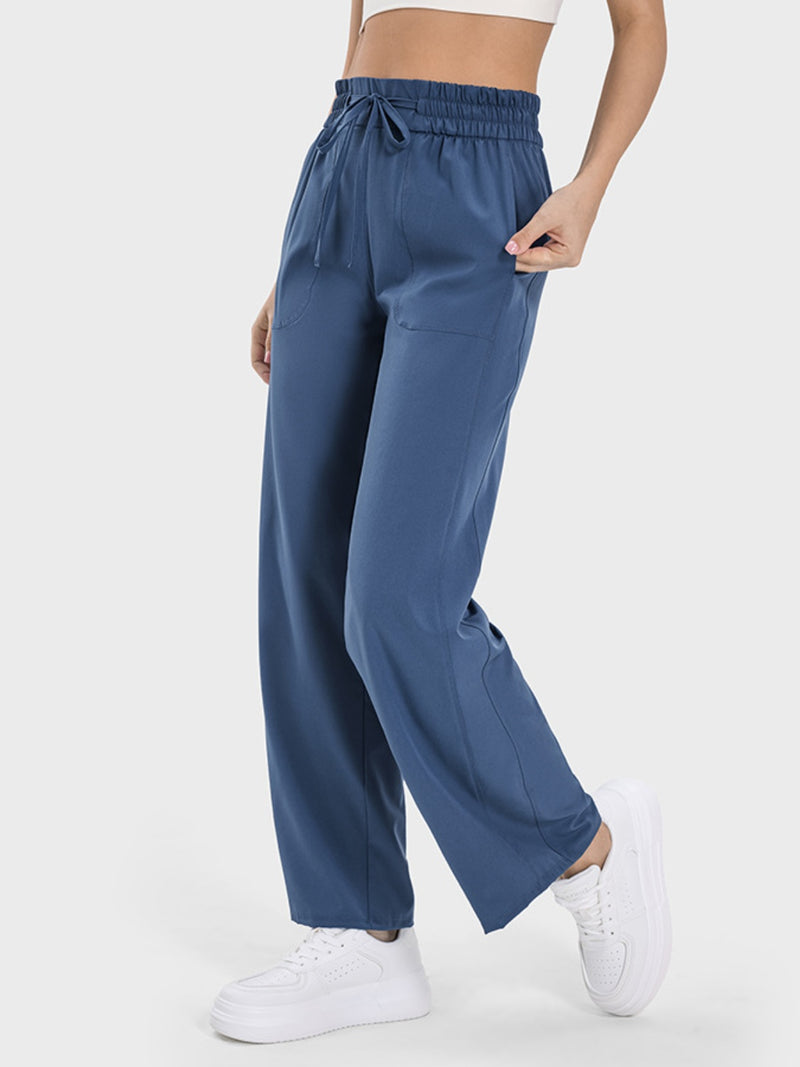 Pantalones deportivos con bolsillos y cordón
