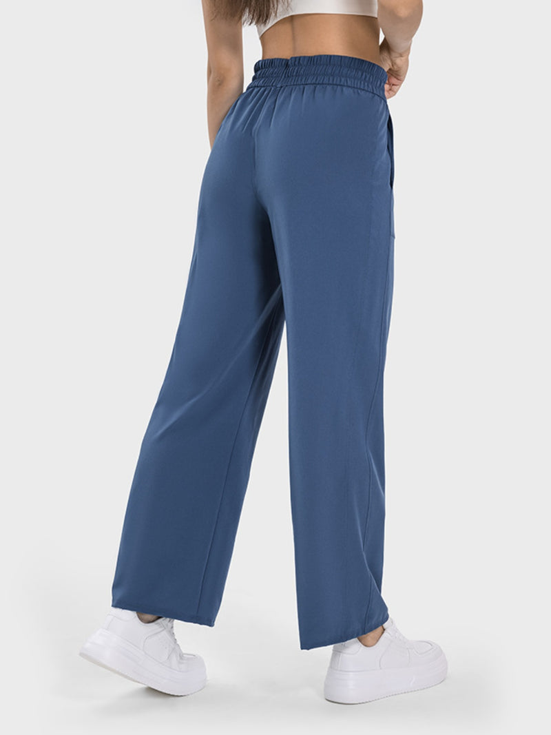 Pantalones deportivos con bolsillos y cordón