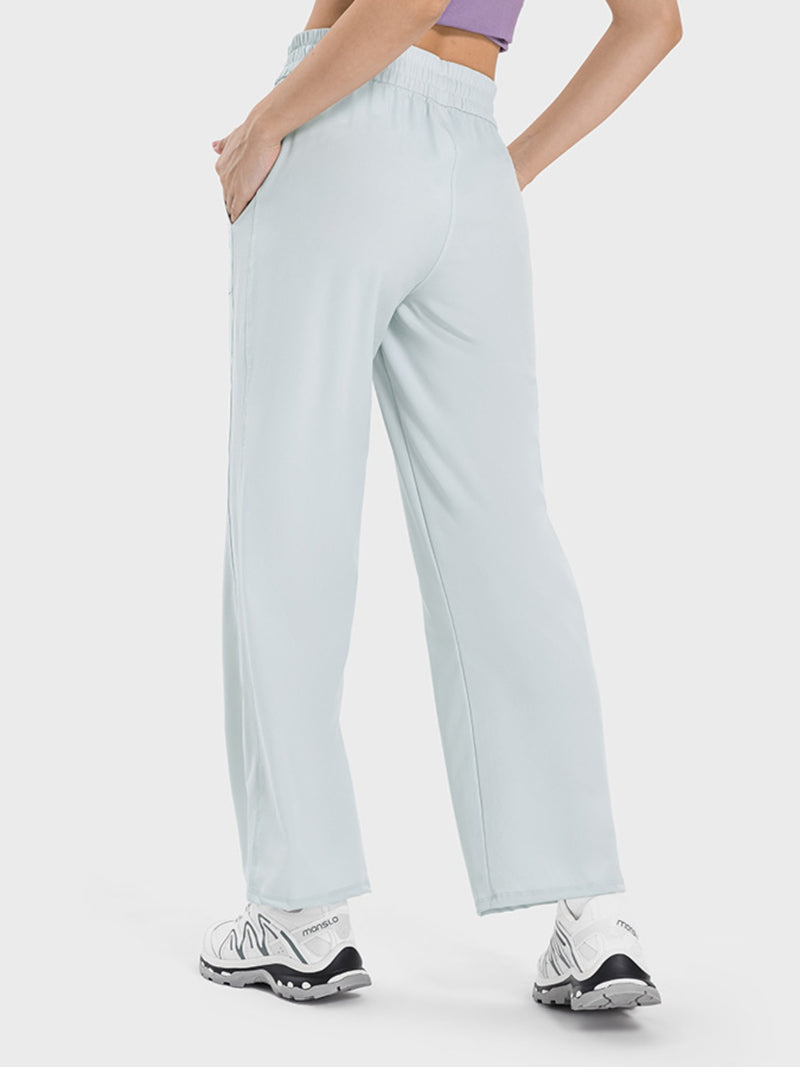Pantalones deportivos con bolsillos y cordón