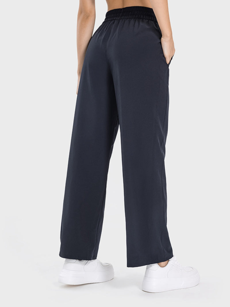 Pantalones deportivos con bolsillos y cordón
