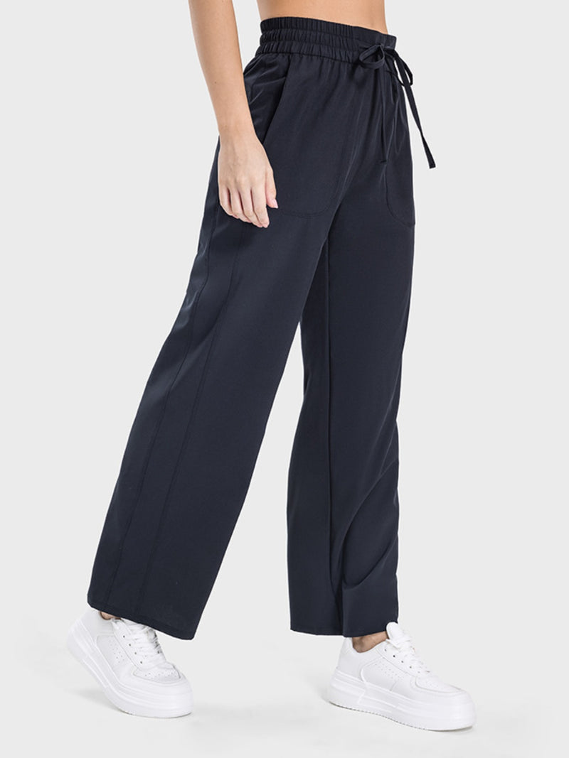 Pantalones deportivos con bolsillos y cordón