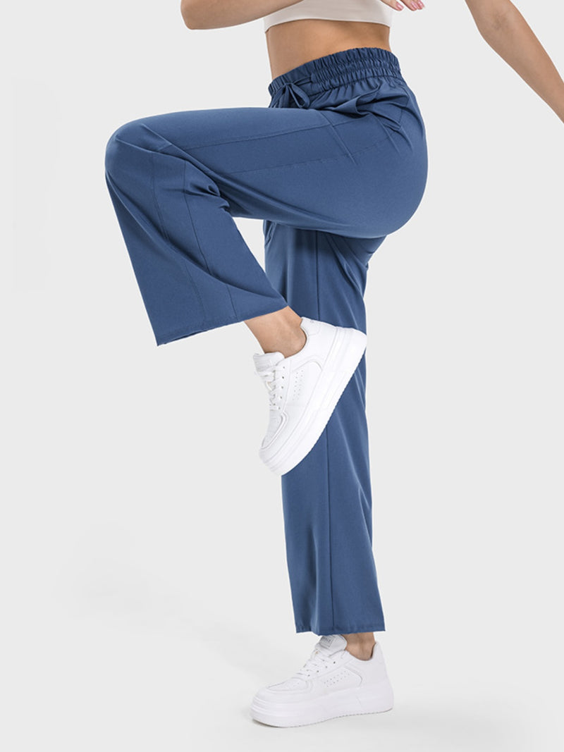 Pantalones deportivos con bolsillos y cordón