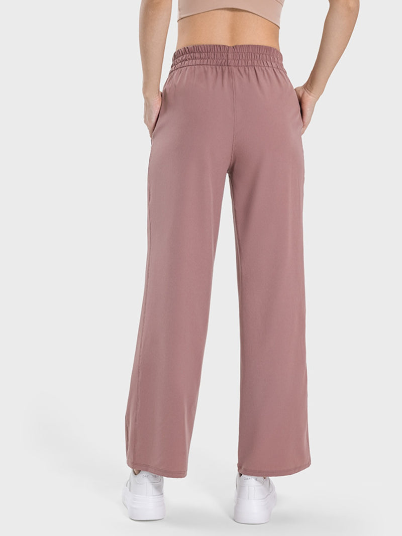 Pantalones deportivos con bolsillos y cordón