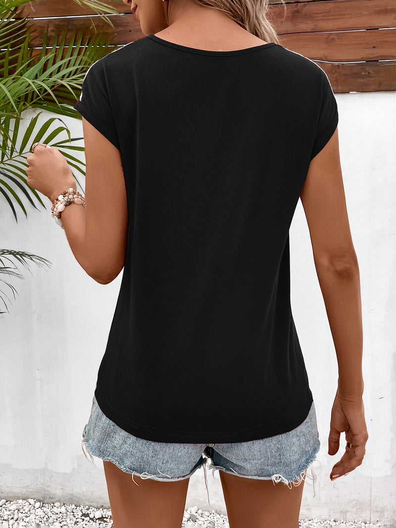 Camiseta con dobladillo retorcido y cuello en V con encaje empalmado