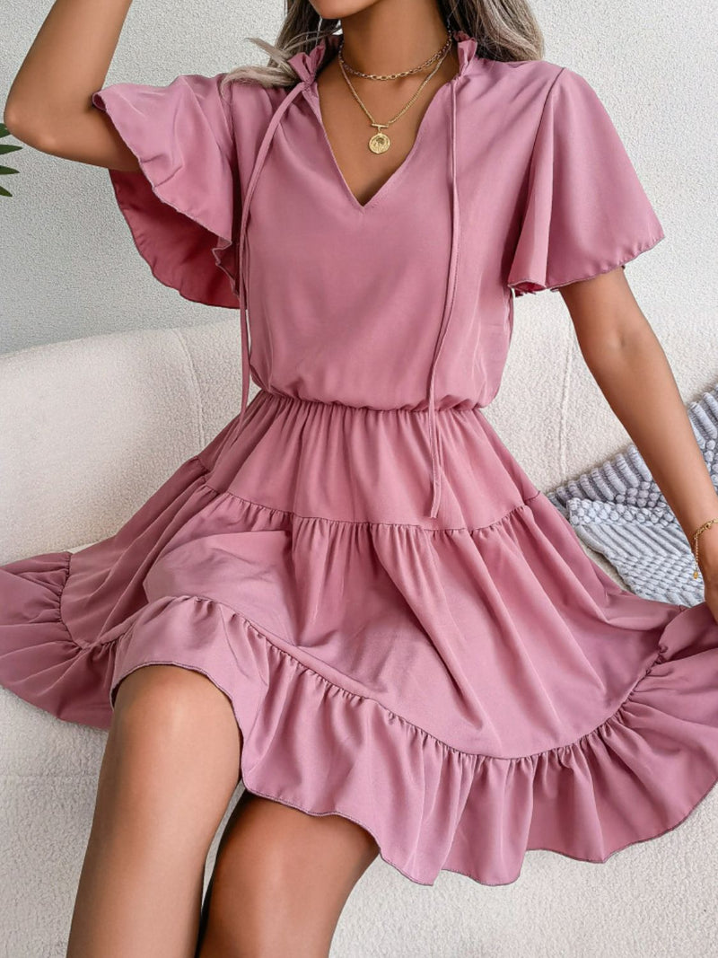 Minivestido con cuello anudado y manga ondulada escalonada