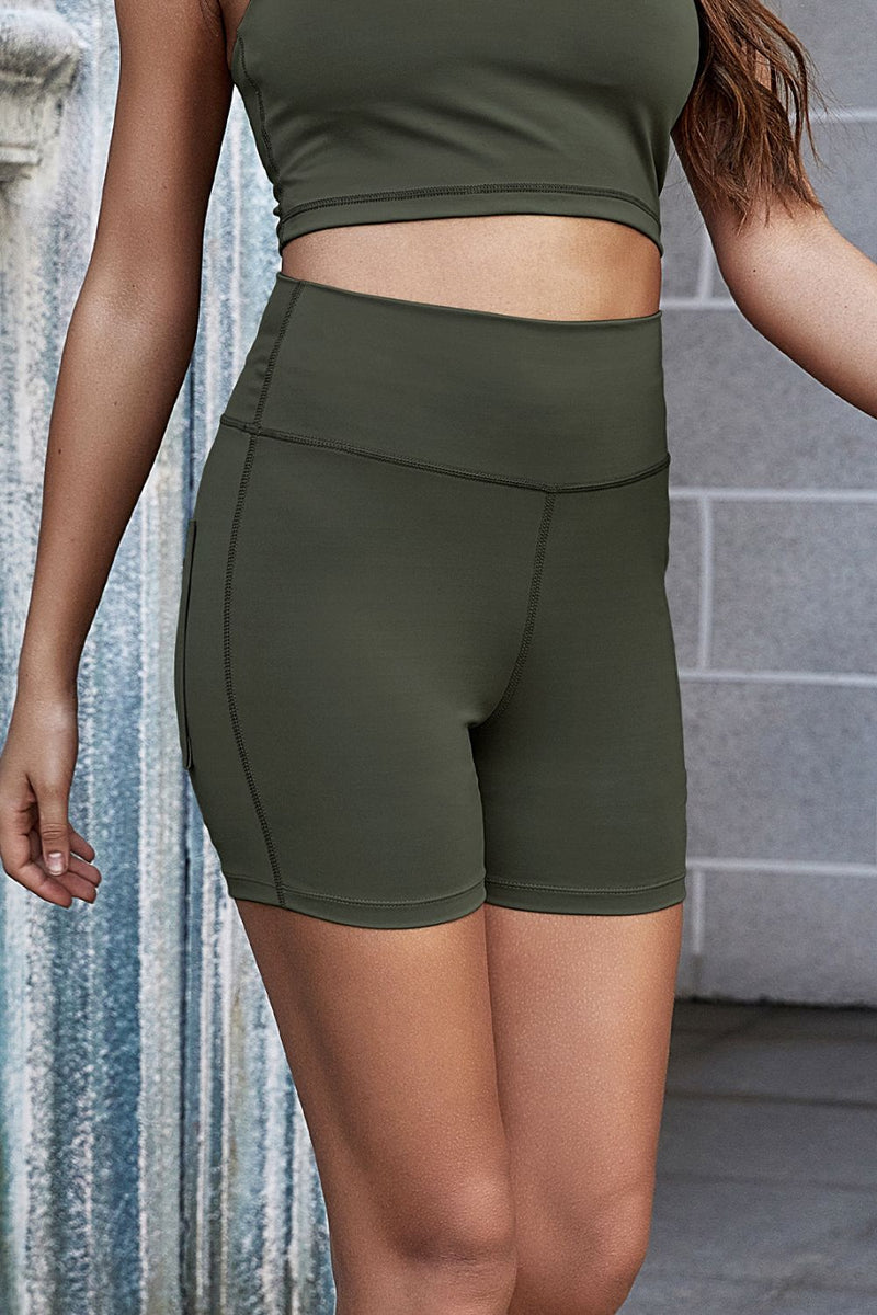 Pantalones cortos de yoga con botones decorativos y costuras expuestas