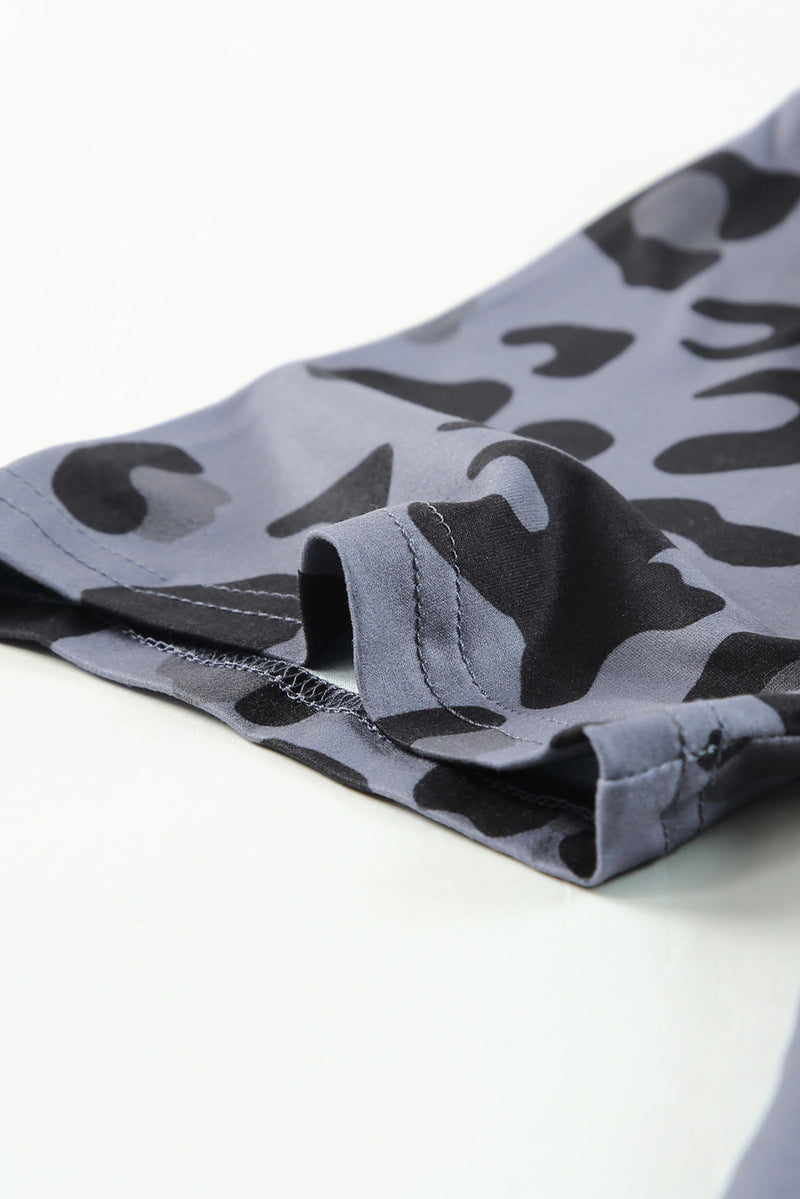 Camiseta con cuello en V de leopardo