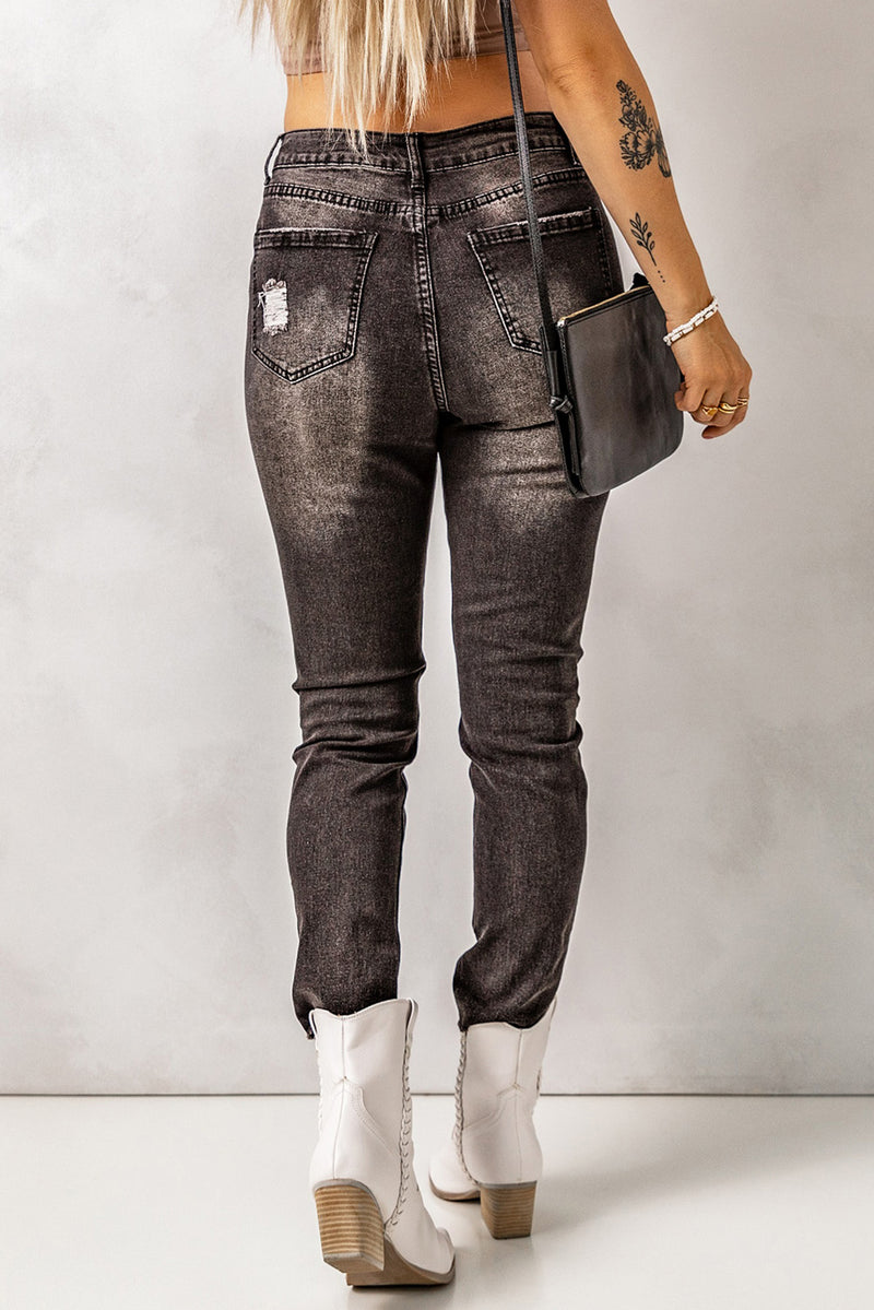 Jeans ajustados con dobladillo sin rematar y cintura alta
