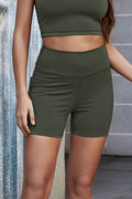 Pantalones cortos de yoga con botones decorativos y costuras expuestas