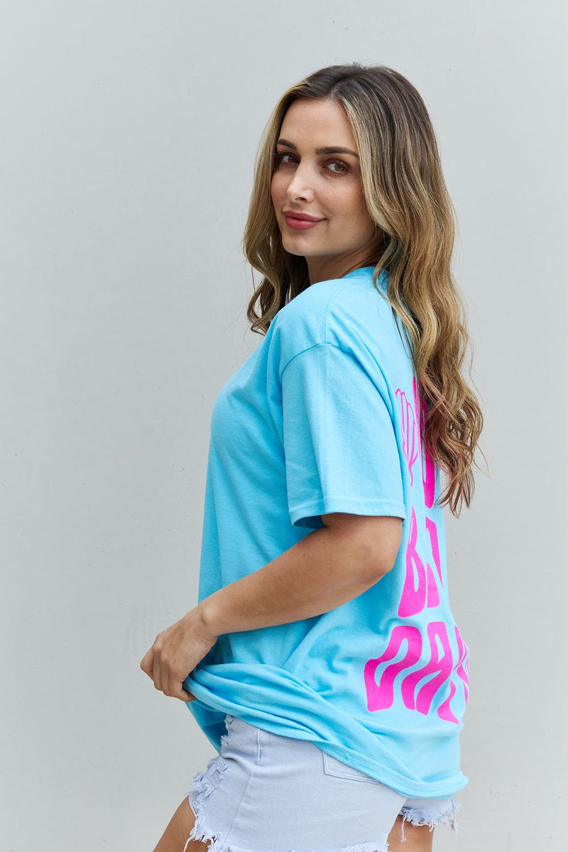 Camiseta gráfica extragrande "More Beach Days" de Sweet Claire