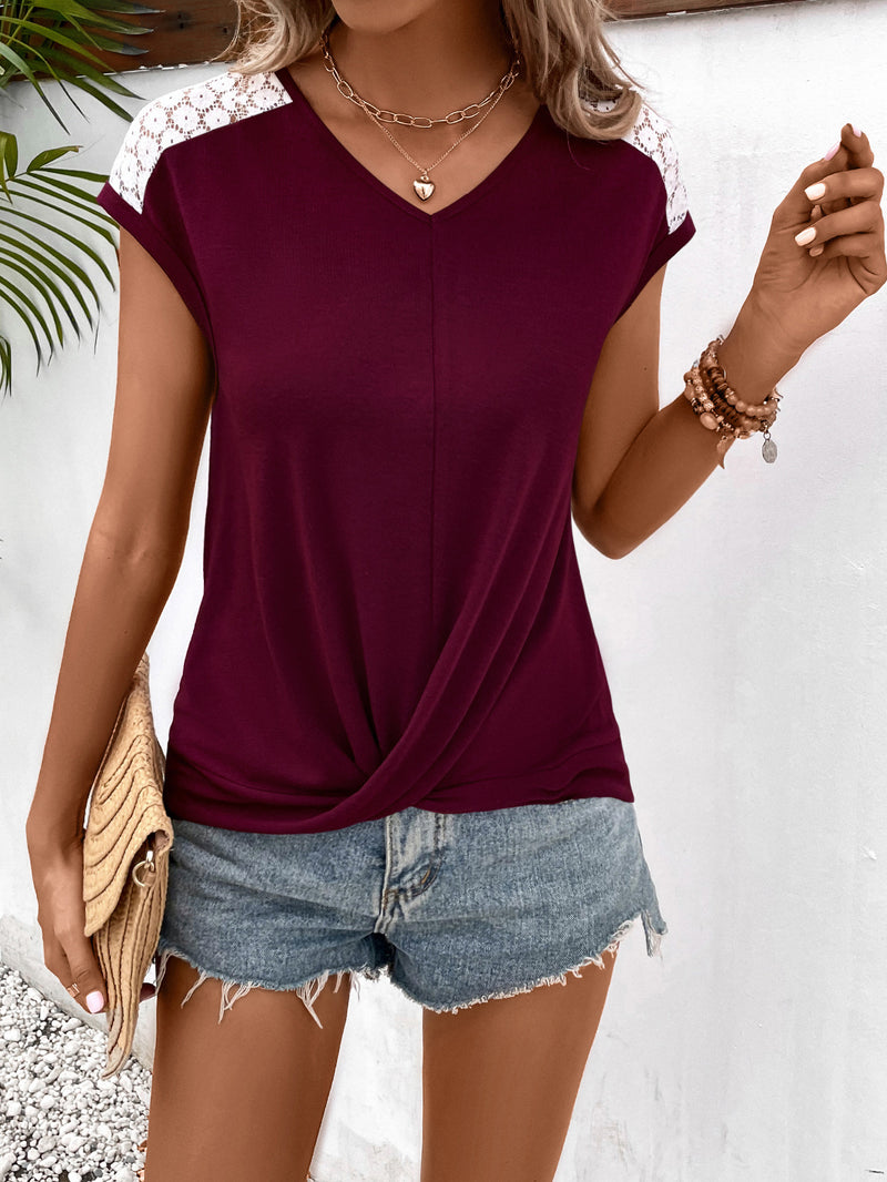 Camiseta con dobladillo retorcido y cuello en V con encaje empalmado