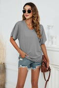 Camiseta con cuello en V y fruncido lateral