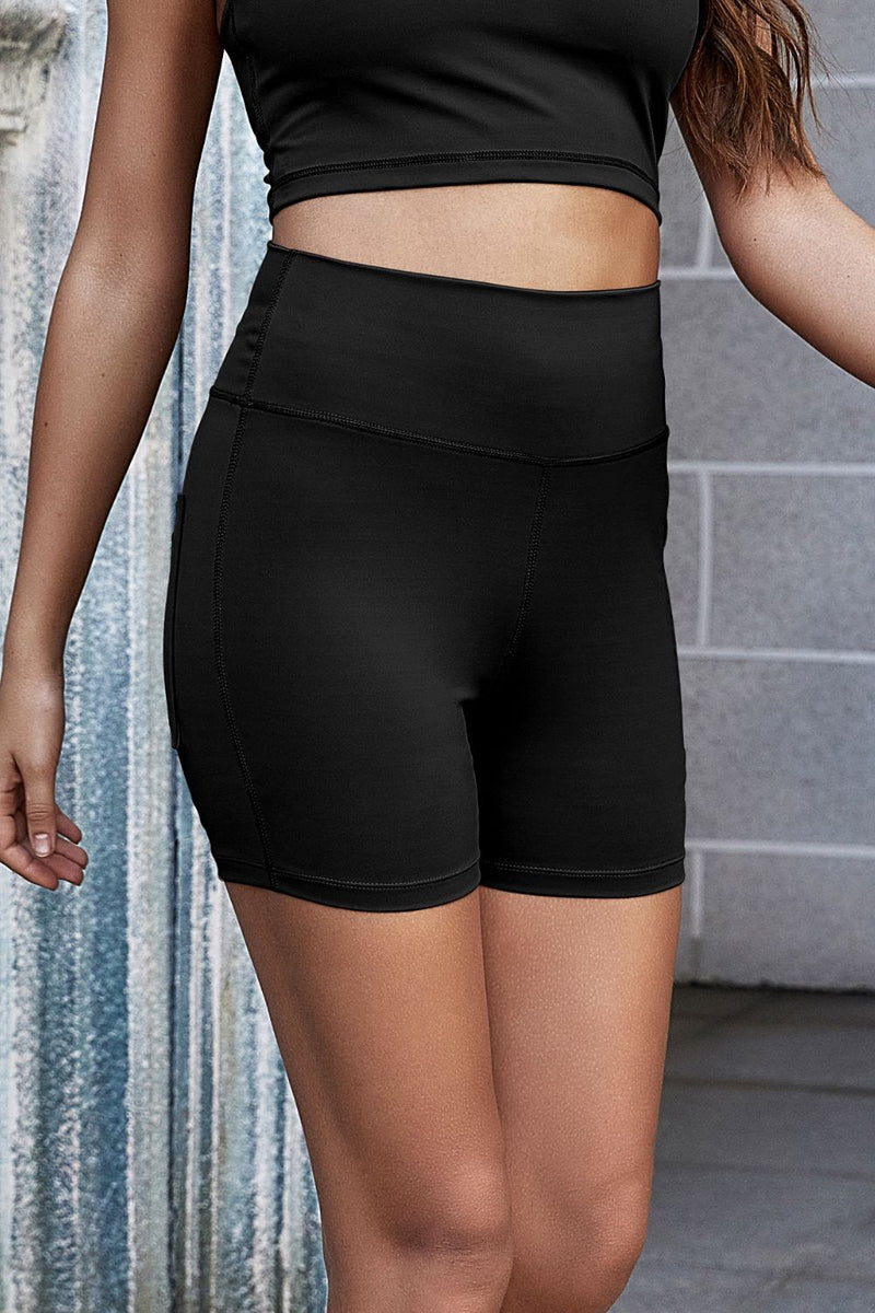 Pantalones cortos de yoga con botones decorativos y costuras expuestas