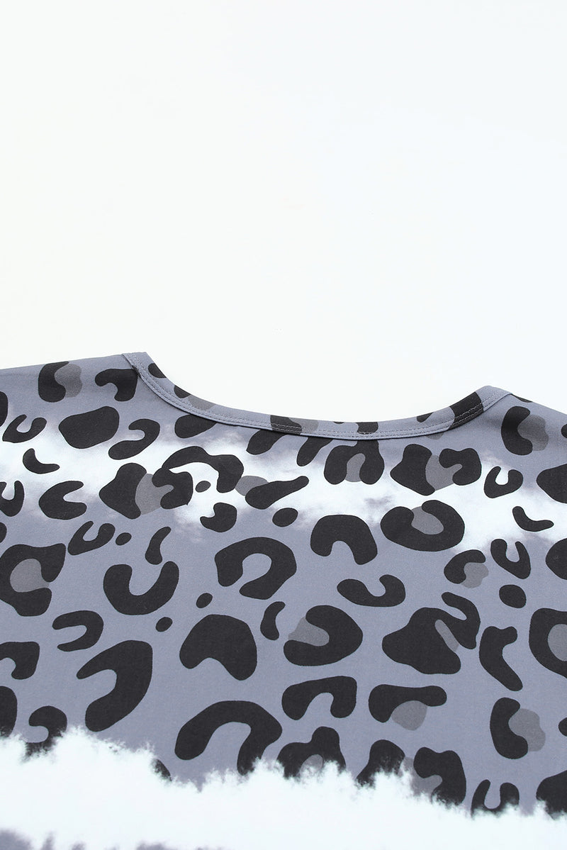Camiseta con cuello en V de leopardo
