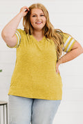 Camiseta a rayas con cuello en V de talla grande
